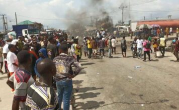 Youths block Jos- Abuja road at Riyom